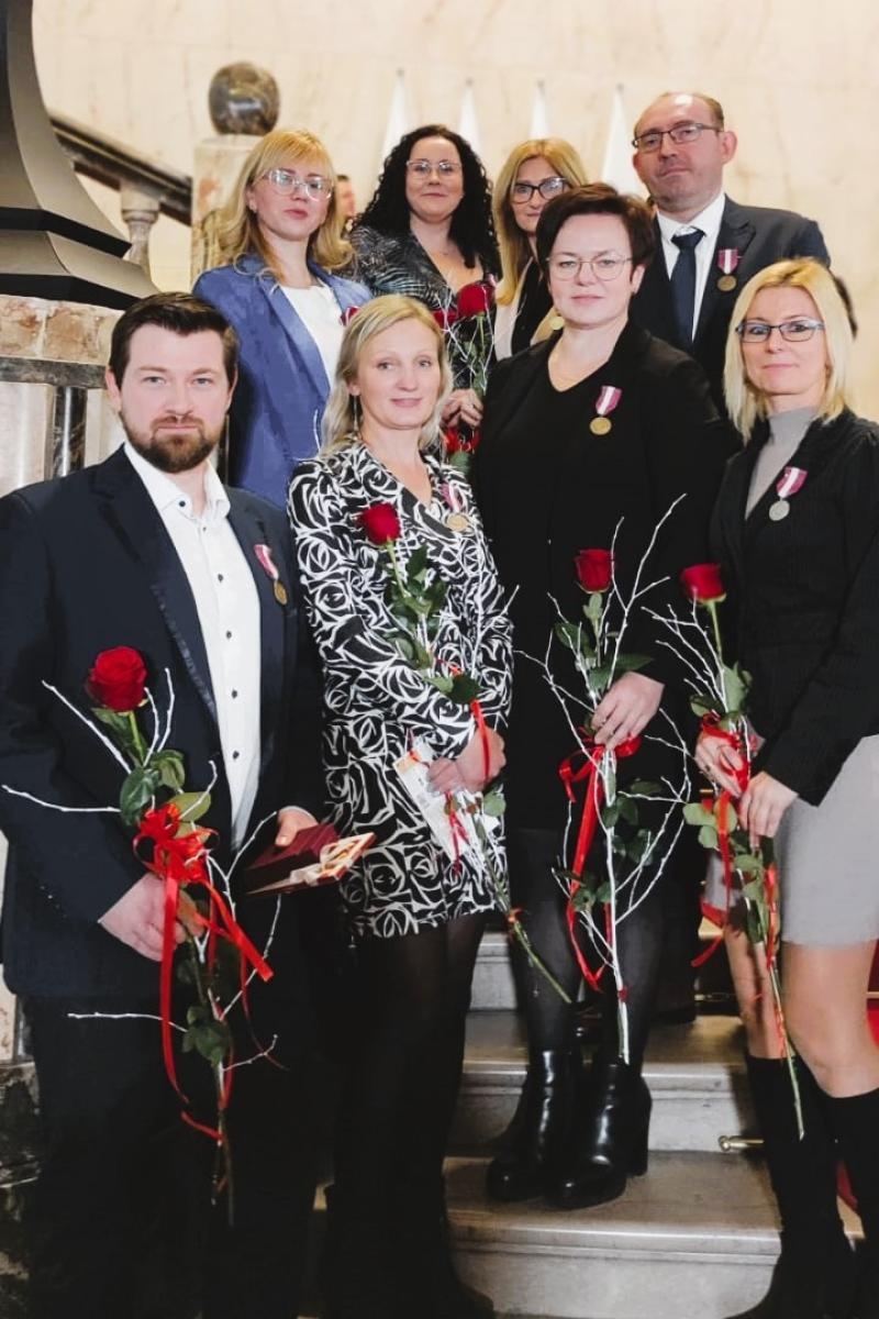 Zdjęcie w galerii na portalu naszwodzislaw.com: Pracownicy Urzędu Gminy w Godowie odznaczeni prezydenckimi medalami wiadomości z regionu