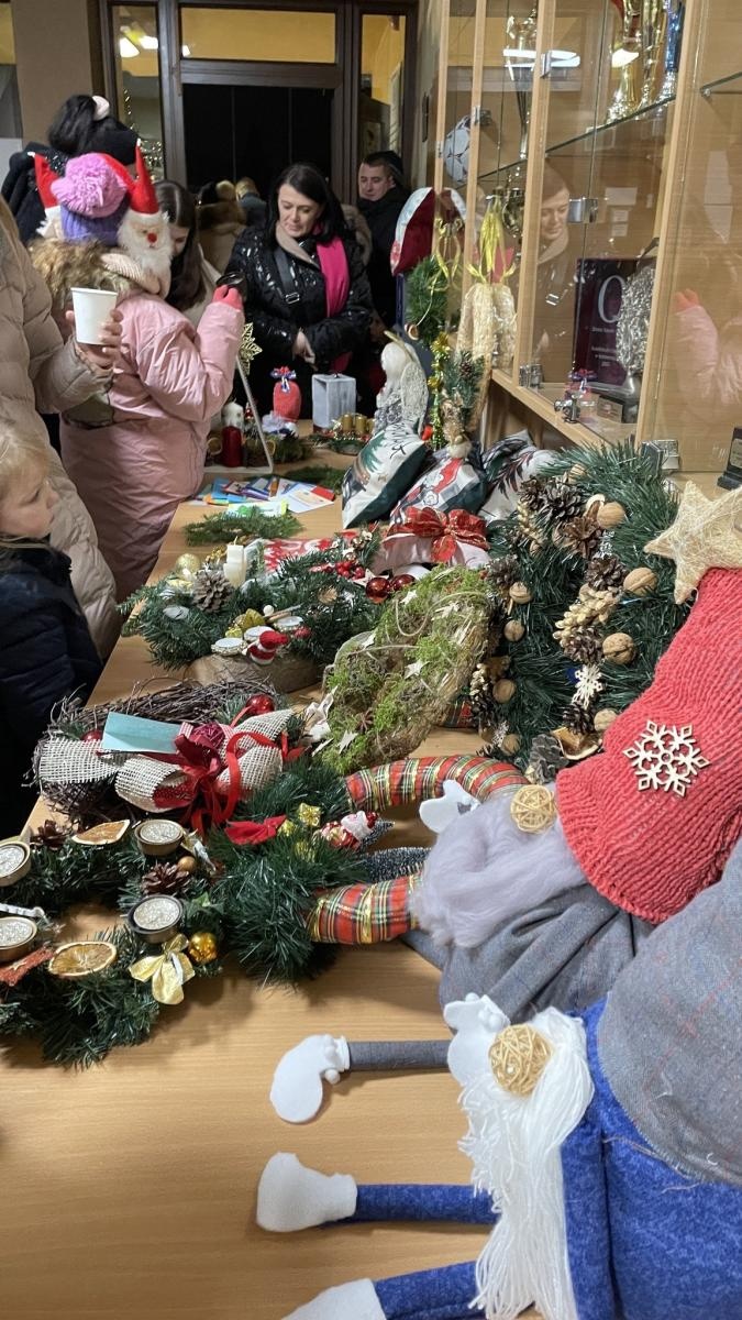 Zdjęcie w galerii na portalu naszwodzislaw.com: Zawadzka choinka już świeci wiadomości z regionu