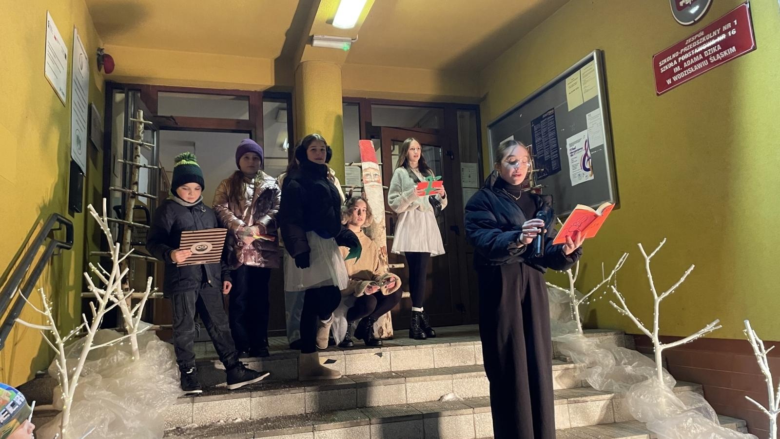 Zdjęcie w galerii na portalu naszwodzislaw.com: Zawadzka choinka już świeci wiadomości z regionu