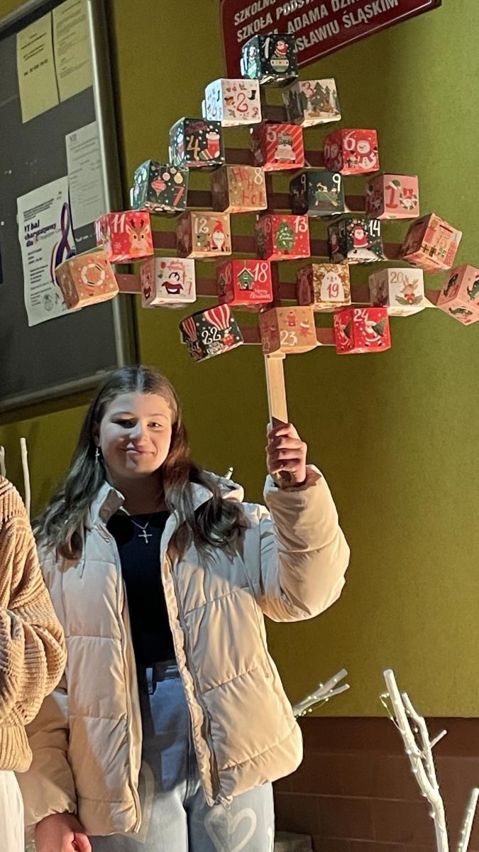 Zdjęcie w galerii na portalu naszwodzislaw.com: Zawadzka choinka już świeci wiadomości z regionu