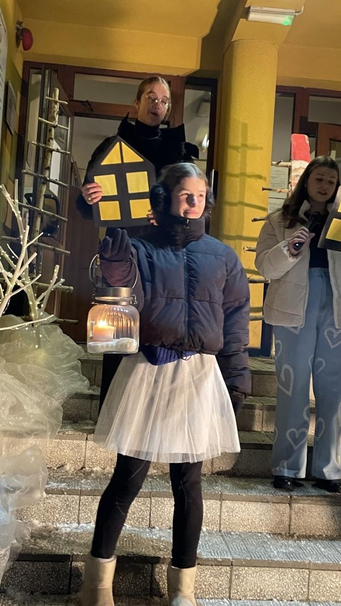 Zdjęcie w galerii na portalu naszwodzislaw.com: Zawadzka choinka już świeci wiadomości z regionu