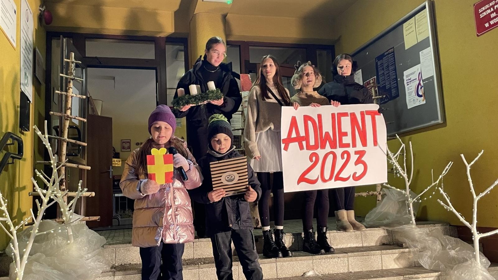 Zdjęcie w galerii na portalu naszwodzislaw.com: Zawadzka choinka już świeci wiadomości z regionu