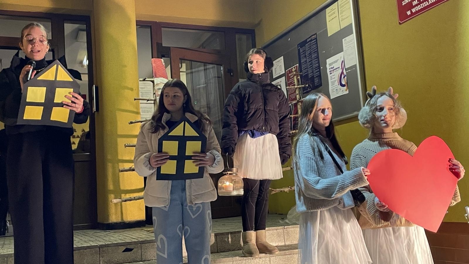 Zdjęcie w galerii na portalu naszwodzislaw.com: Zawadzka choinka już świeci wiadomości z regionu