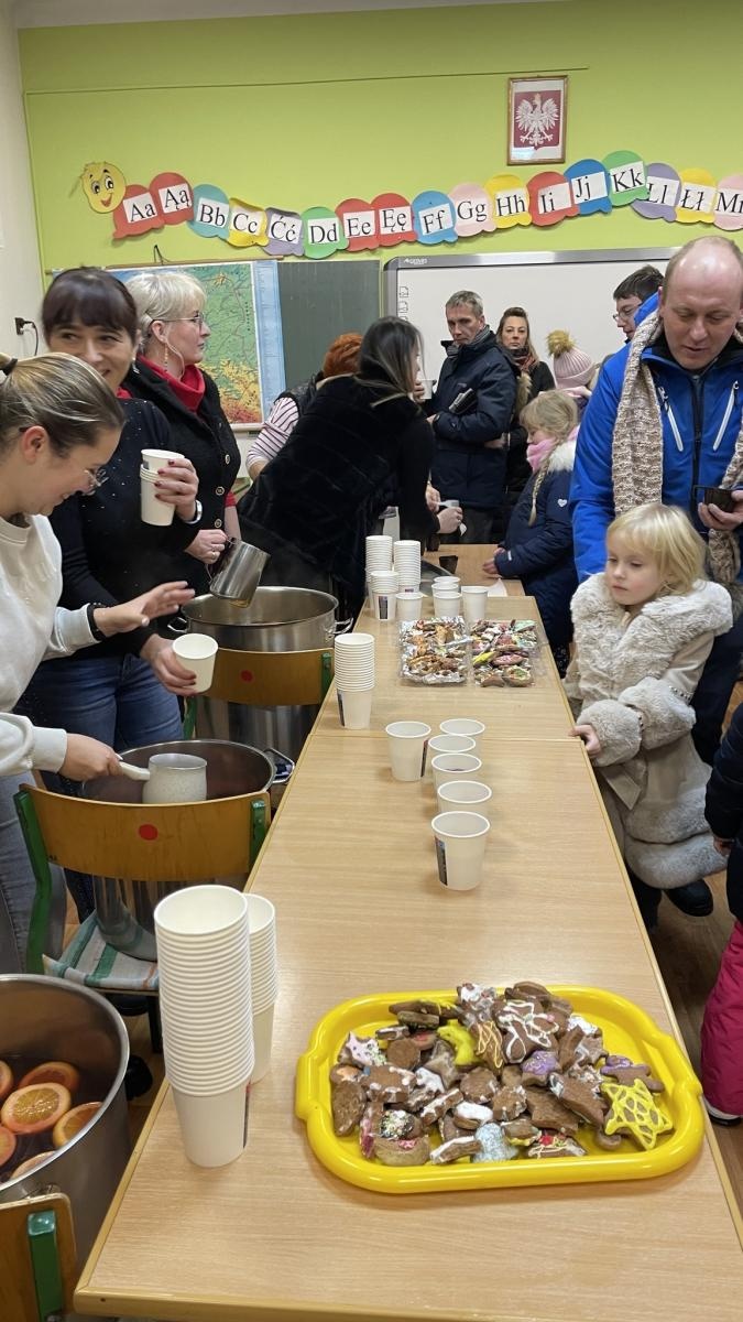 Zdjęcie w galerii na portalu naszwodzislaw.com: Zawadzka choinka już świeci wiadomości z regionu