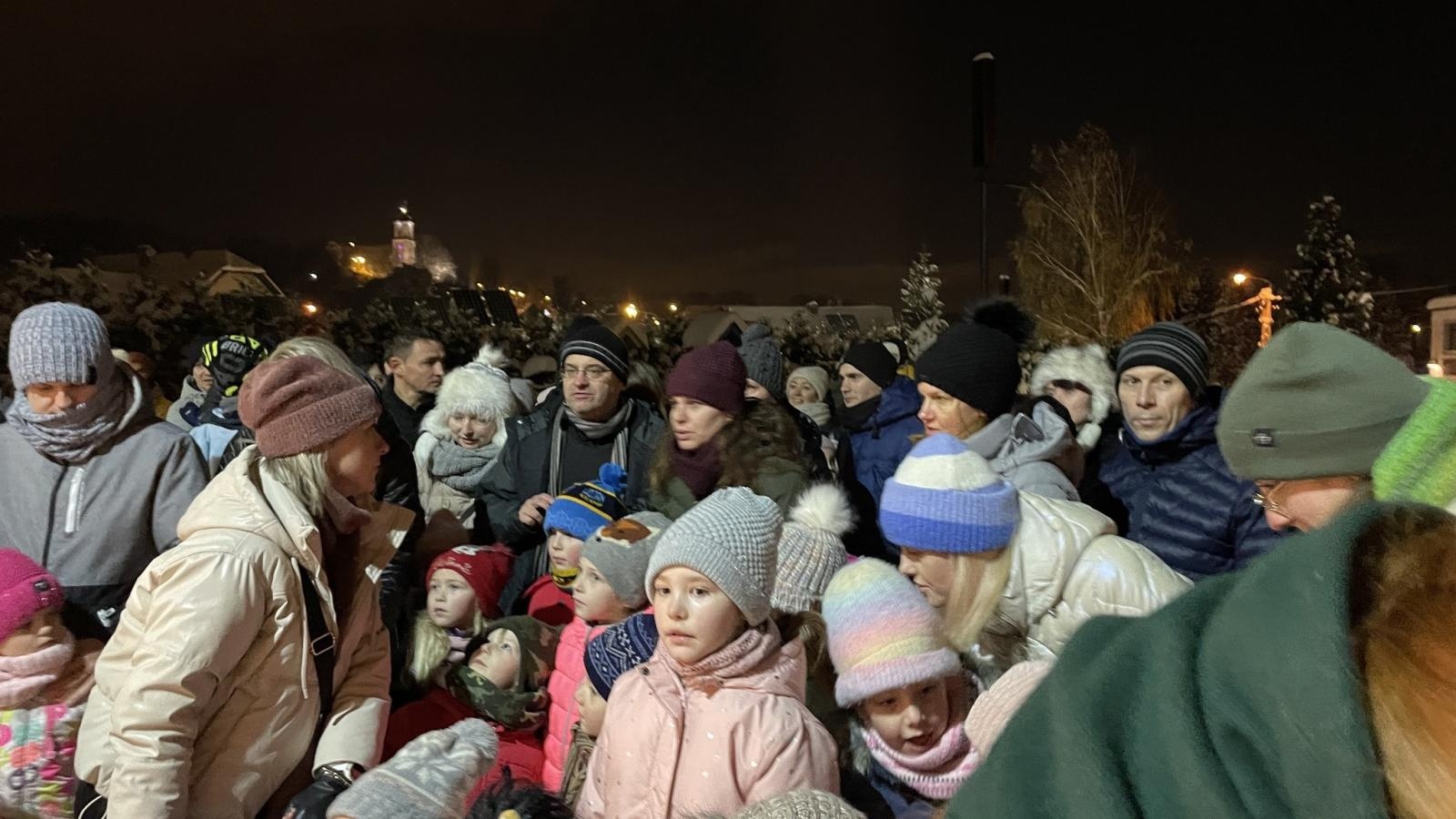 Zdjęcie w galerii na portalu naszwodzislaw.com: Zawadzka choinka już świeci wiadomości z regionu