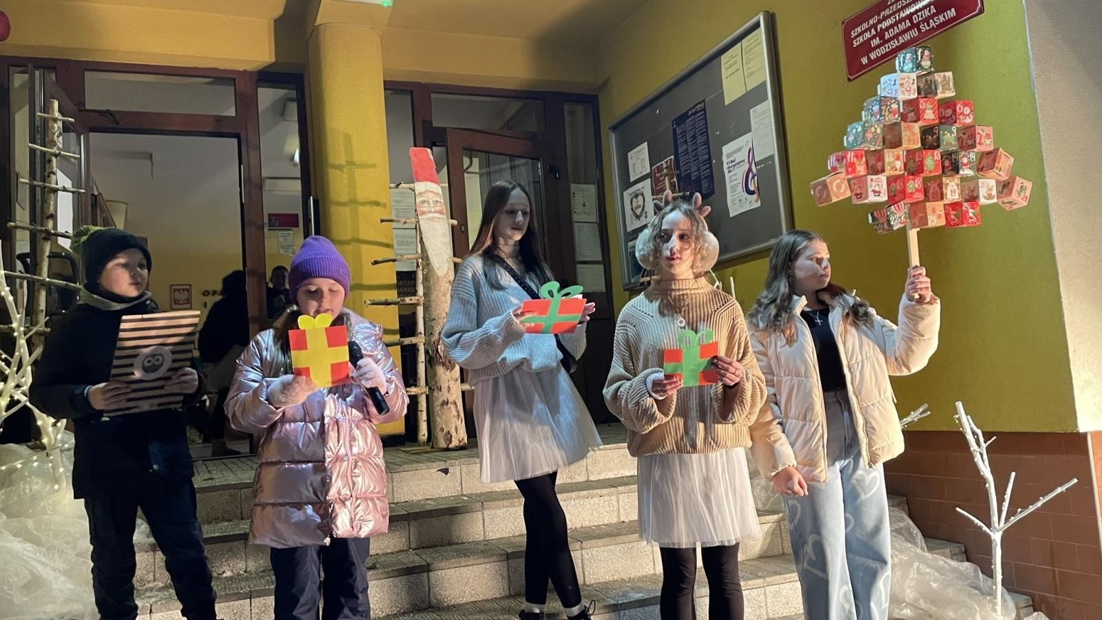 Zdjęcie w galerii na portalu naszwodzislaw.com: Zawadzka choinka już świeci wiadomości z regionu