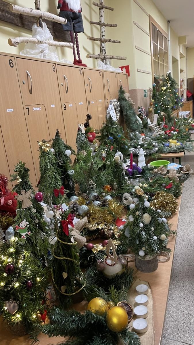 Zdjęcie w galerii na portalu naszwodzislaw.com: Zawadzka choinka już świeci wiadomości z regionu