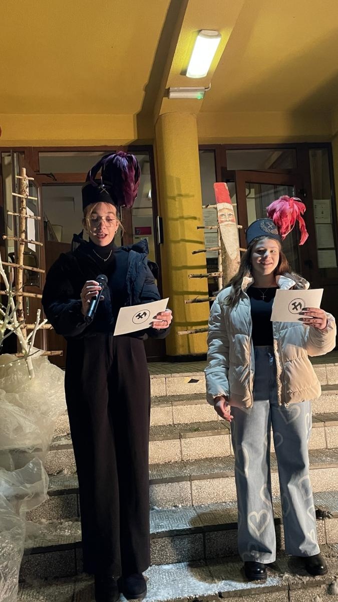 Zdjęcie w galerii na portalu naszwodzislaw.com: Zawadzka choinka już świeci wiadomości z regionu