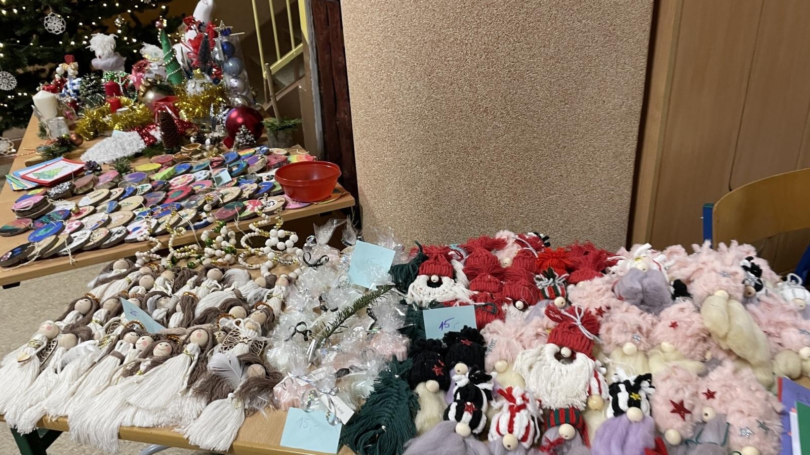 Zdjęcie w galerii na portalu naszwodzislaw.com: Zawadzka choinka już świeci wiadomości z regionu