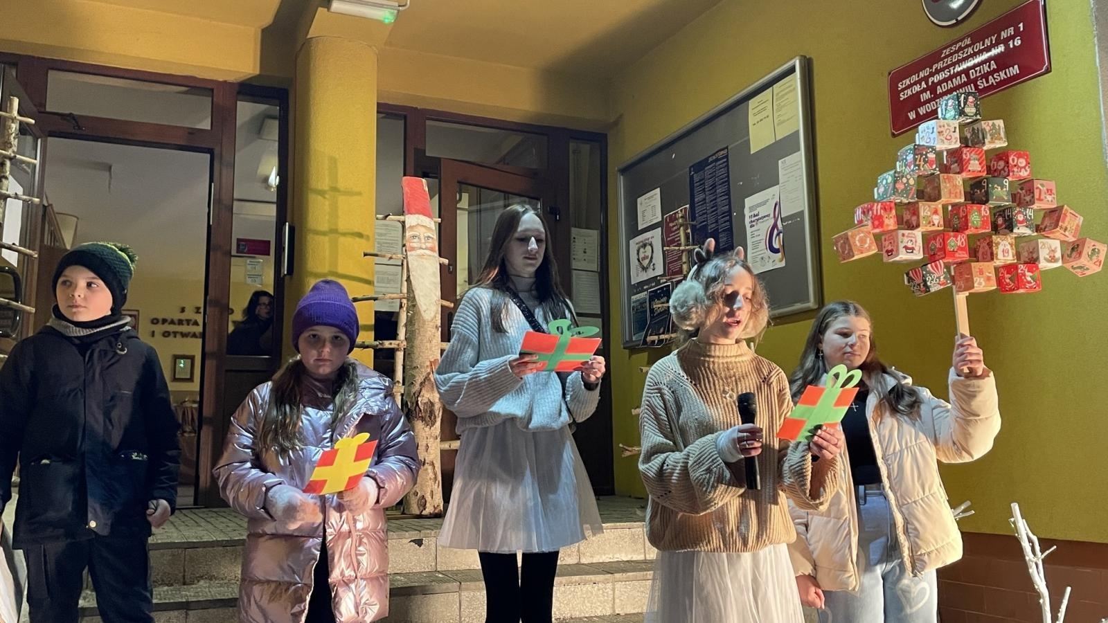 Zdjęcie w galerii na portalu naszwodzislaw.com: Zawadzka choinka już świeci wiadomości z regionu