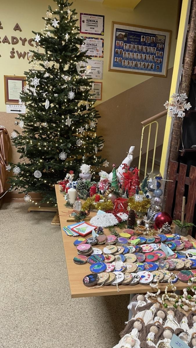 Zdjęcie w galerii na portalu naszwodzislaw.com: Zawadzka choinka już świeci wiadomości z regionu