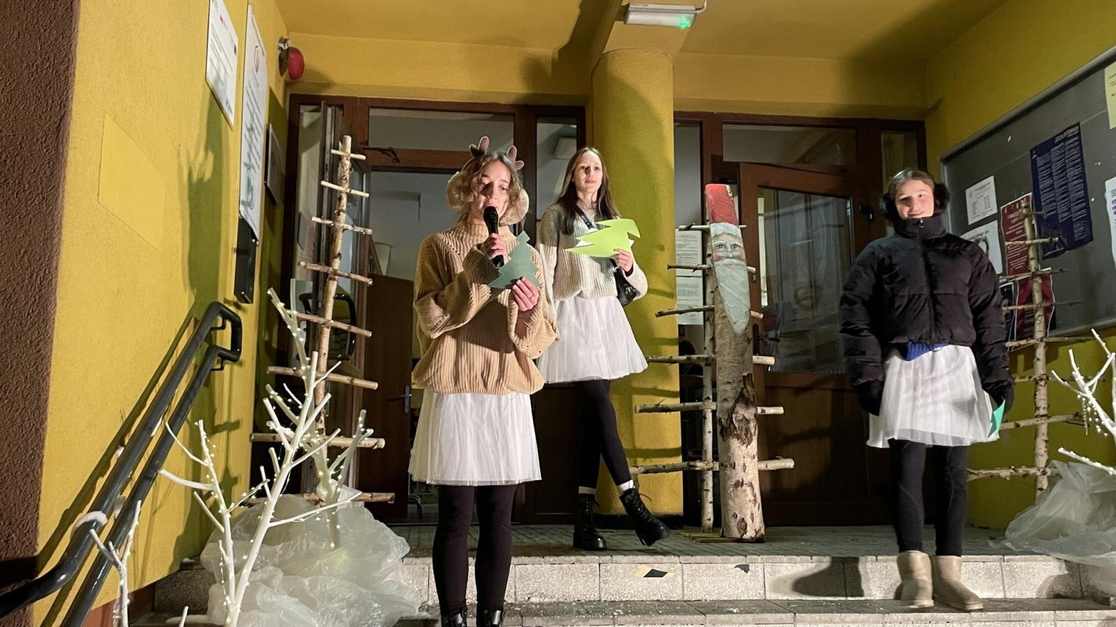 Zdjęcie w galerii na portalu naszwodzislaw.com: Zawadzka choinka już świeci wiadomości z regionu