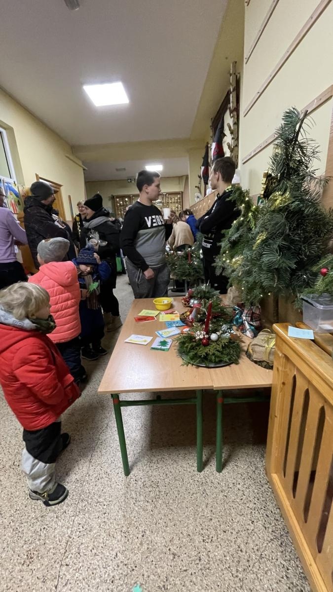 Zdjęcie w galerii na portalu naszwodzislaw.com: Zawadzka choinka już świeci wiadomości z regionu