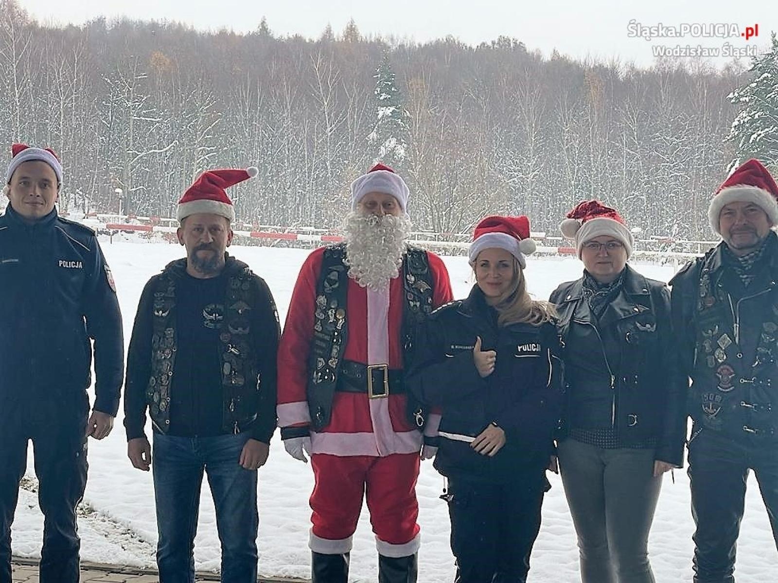 Zdjęcie w galerii na portalu naszwodzislaw.com: Policjanci zadbali, by Mikołaj dotarł do dzieci na czas wiadomości z regionu