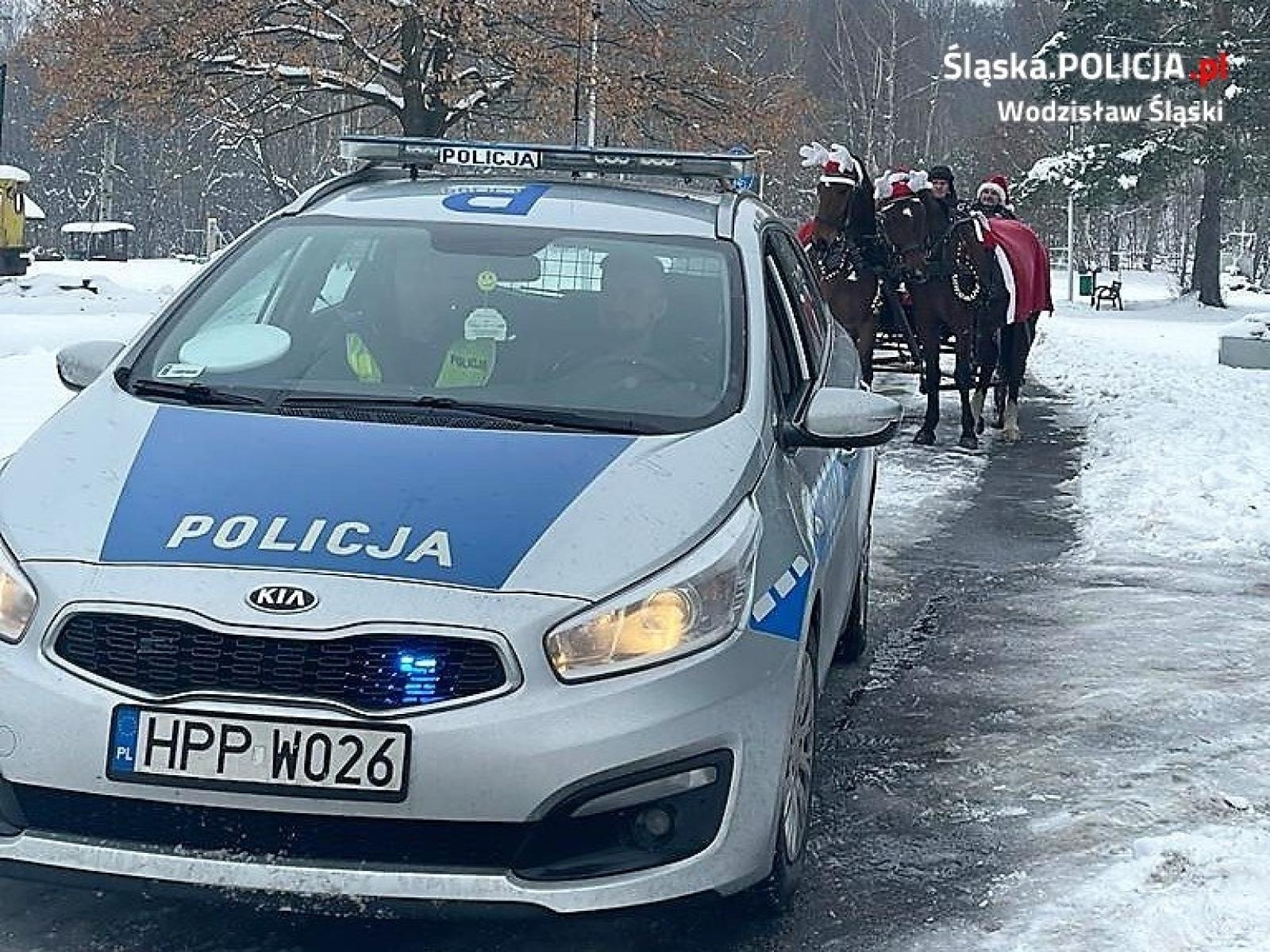 Zdjęcie w galerii na portalu naszwodzislaw.com: Policjanci zadbali, by Mikołaj dotarł do dzieci na czas wiadomości z regionu