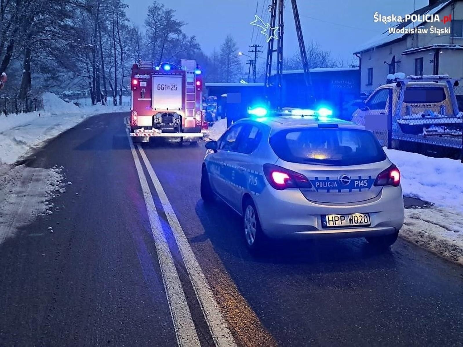 Zdjęcie w galerii na portalu naszwodzislaw.com: Wjechał autem w słupek. Chciał zbiec pieszo, ale zatrzymali go świadkowie wiadomości z regionu