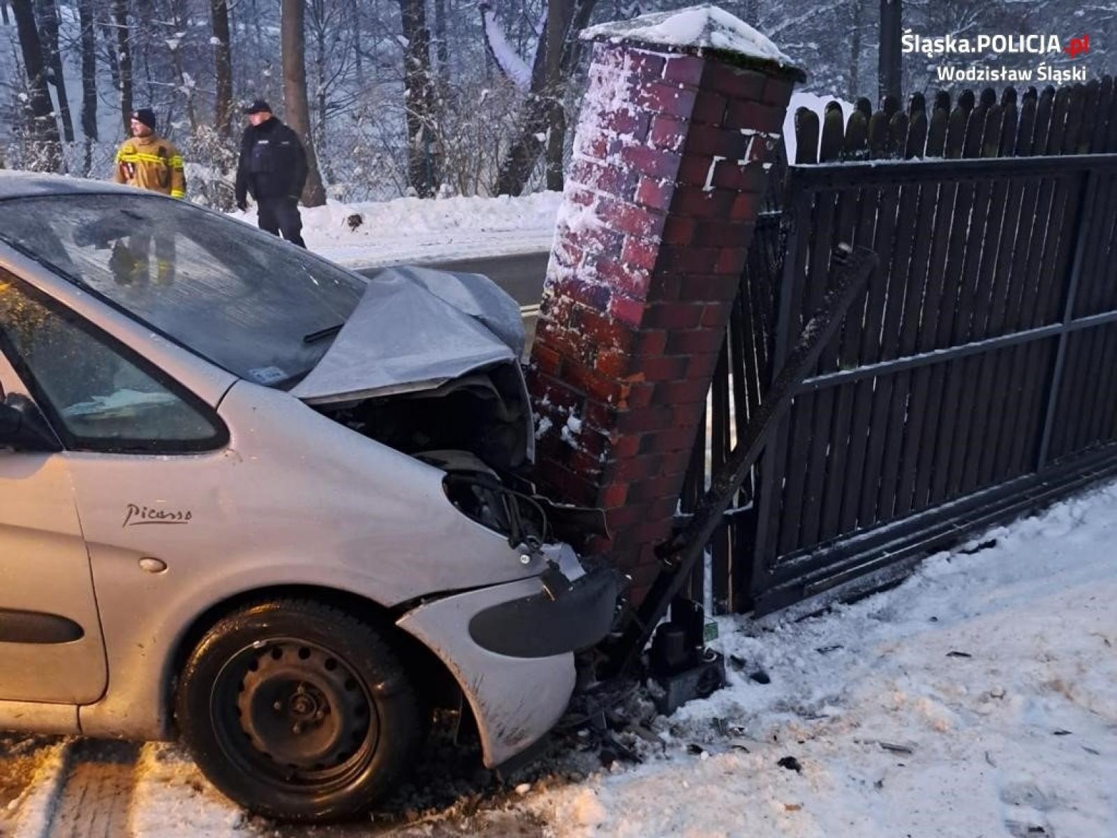 Zdjęcie w galerii na portalu naszwodzislaw.com: Wjechał autem w słupek. Chciał zbiec pieszo, ale zatrzymali go świadkowie wiadomości z regionu
