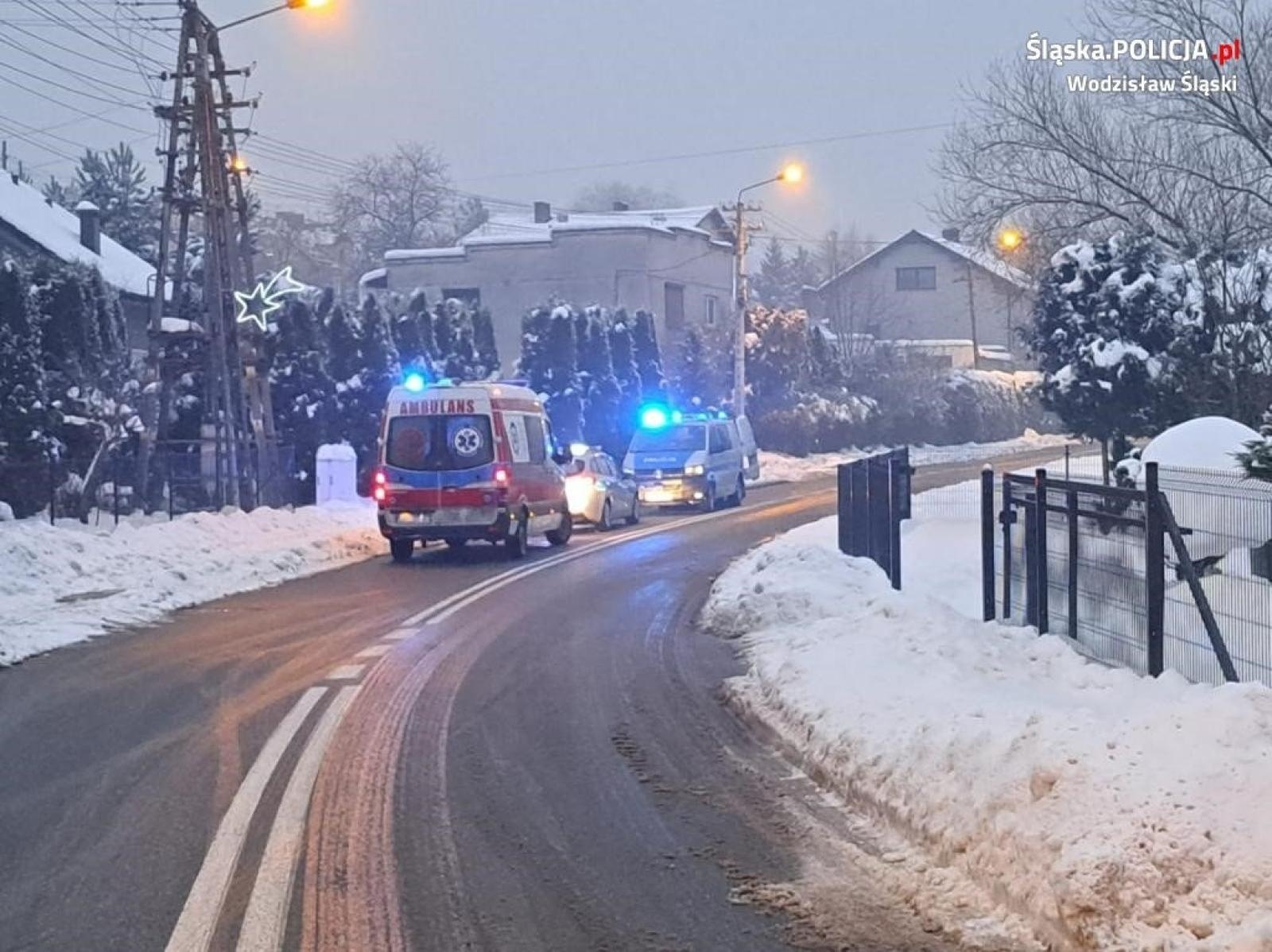 Zdjęcie w galerii na portalu naszwodzislaw.com: Wjechał autem w słupek. Chciał zbiec pieszo, ale zatrzymali go świadkowie wiadomości z regionu