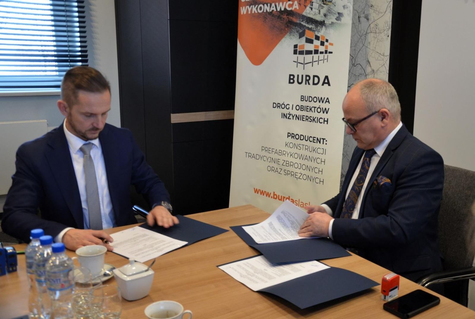 Zdjęcie w galerii na portalu naszwodzislaw.com: Podpisano umowę na remont ulicy Głożyńskiej w Radlinie wiadomości z regionu