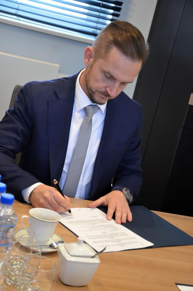 Zdjęcie w galerii na portalu naszwodzislaw.com: Podpisano umowę na remont ulicy Głożyńskiej w Radlinie wiadomości z regionu