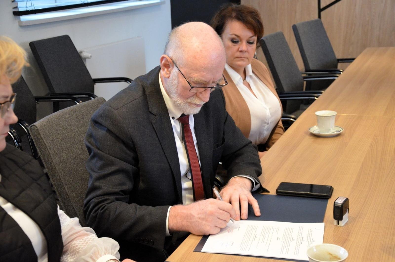 Zdjęcie w galerii na portalu naszwodzislaw.com: Podpisano umowę na remont ulicy Głożyńskiej w Radlinie wiadomości z regionu