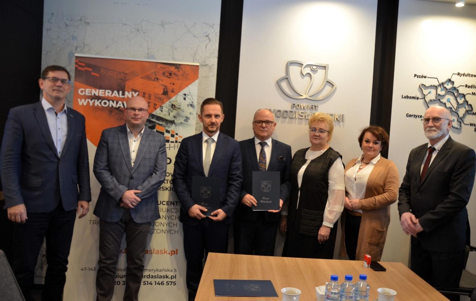 Zdjęcie w galerii na portalu naszwodzislaw.com: Podpisano umowę na remont ulicy Głożyńskiej w Radlinie wiadomości z regionu