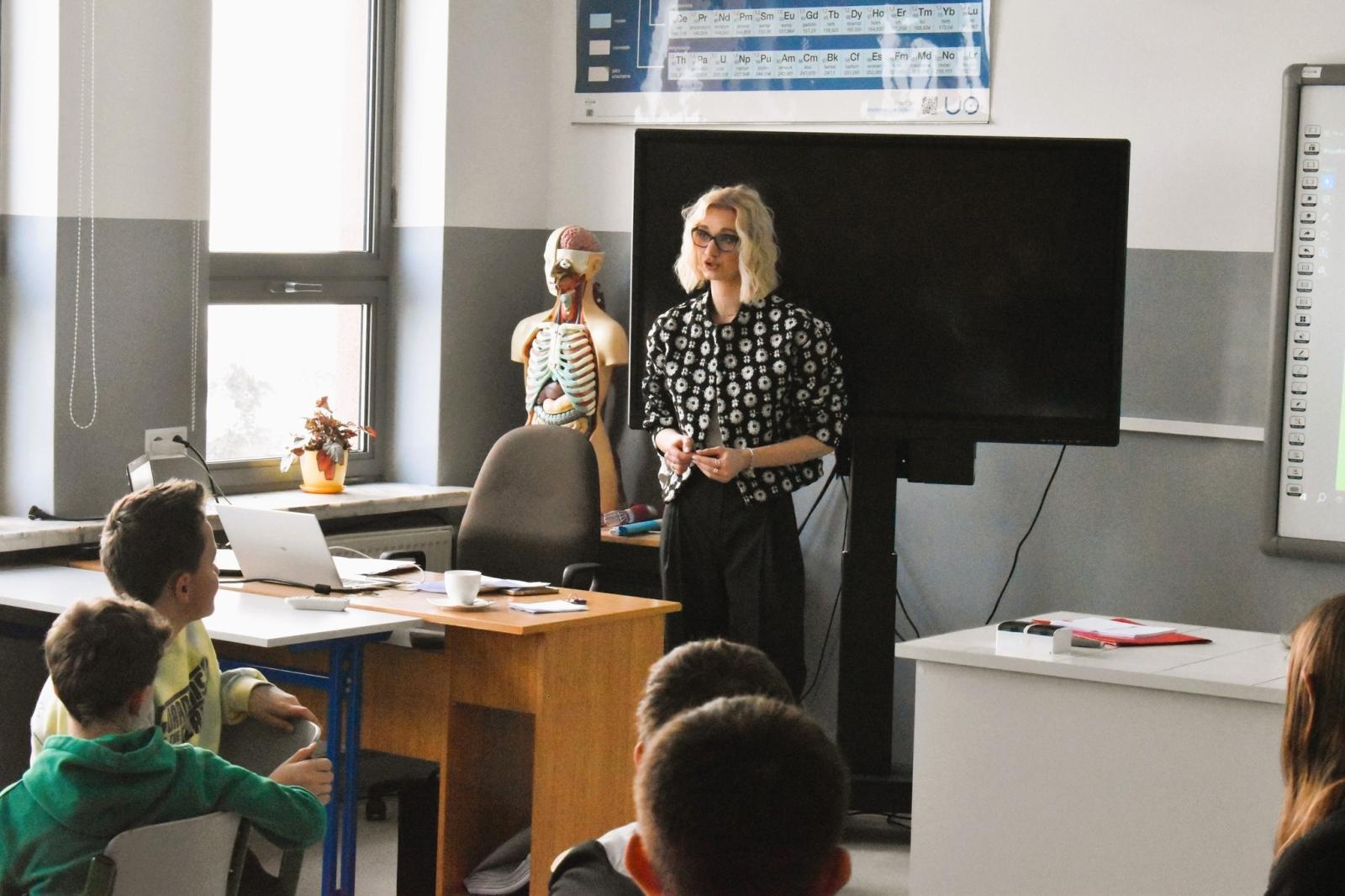 Zdjęcie w galerii na portalu naszwodzislaw.com: Lepiej zapobiegać niż leczyć. Uczniowie ze Skrzyszowa spotkali się z adwokatem wiadomości z regionu