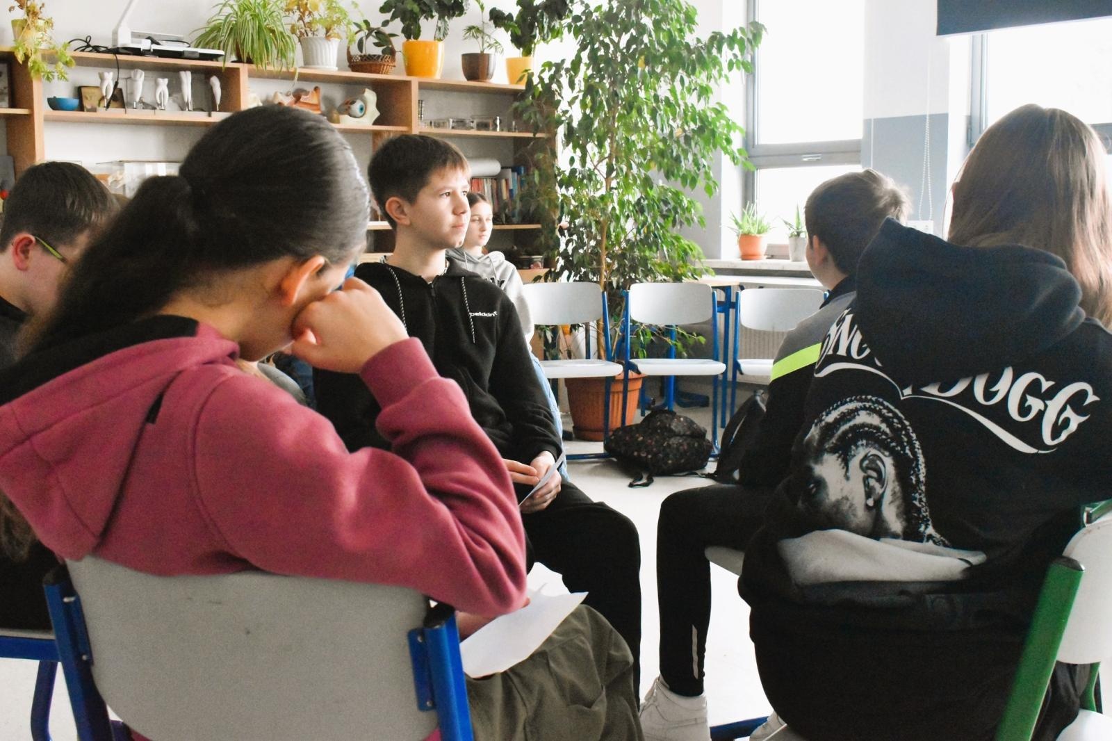 Zdjęcie w galerii na portalu naszwodzislaw.com: Lepiej zapobiegać niż leczyć. Uczniowie ze Skrzyszowa spotkali się z adwokatem wiadomości z regionu