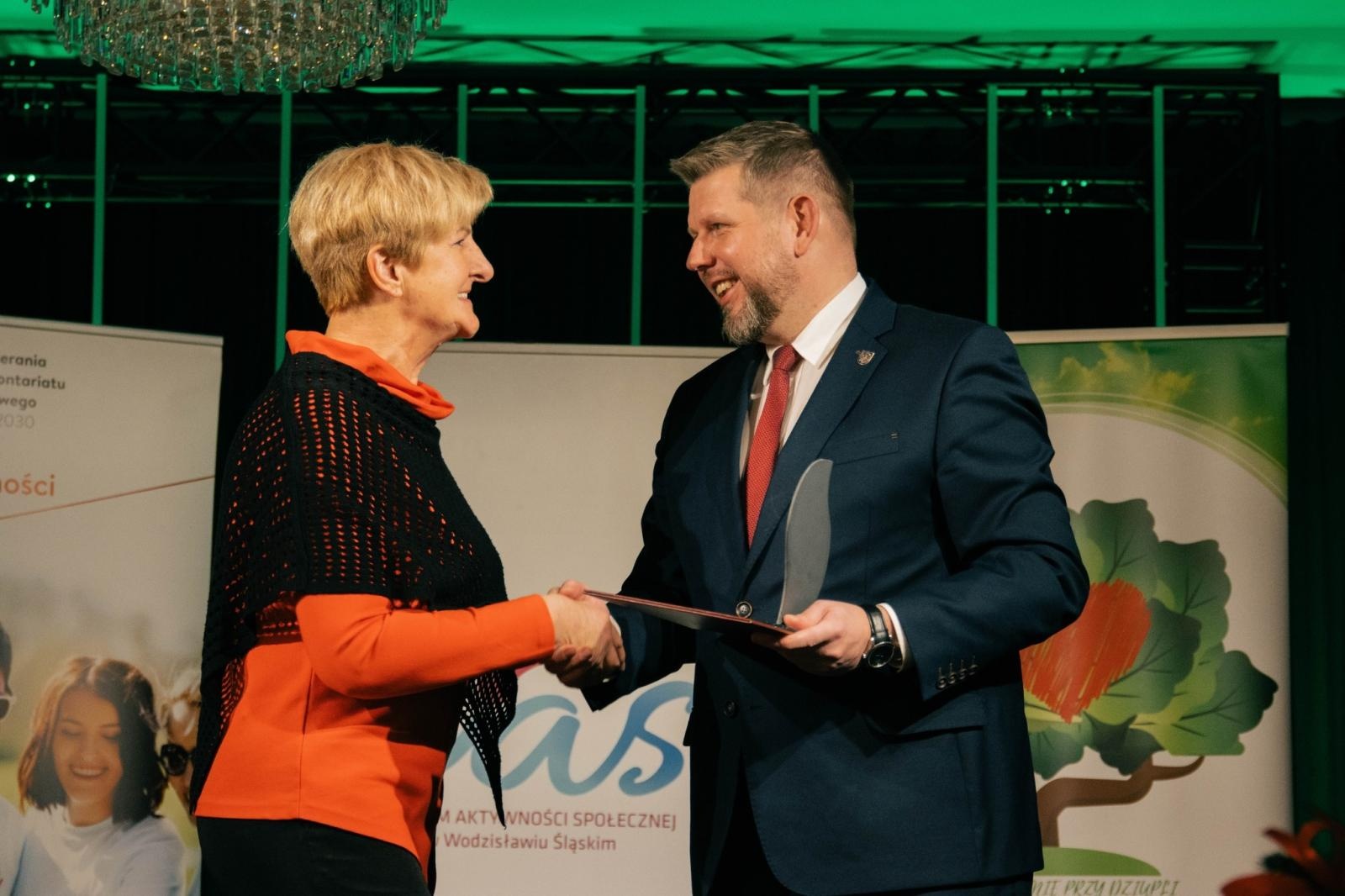 Zdjęcie w galerii na portalu naszwodzislaw.com: Wolontariusze ziemi wodzisławskiej docenieni [FOTO] wiadomości z regionu