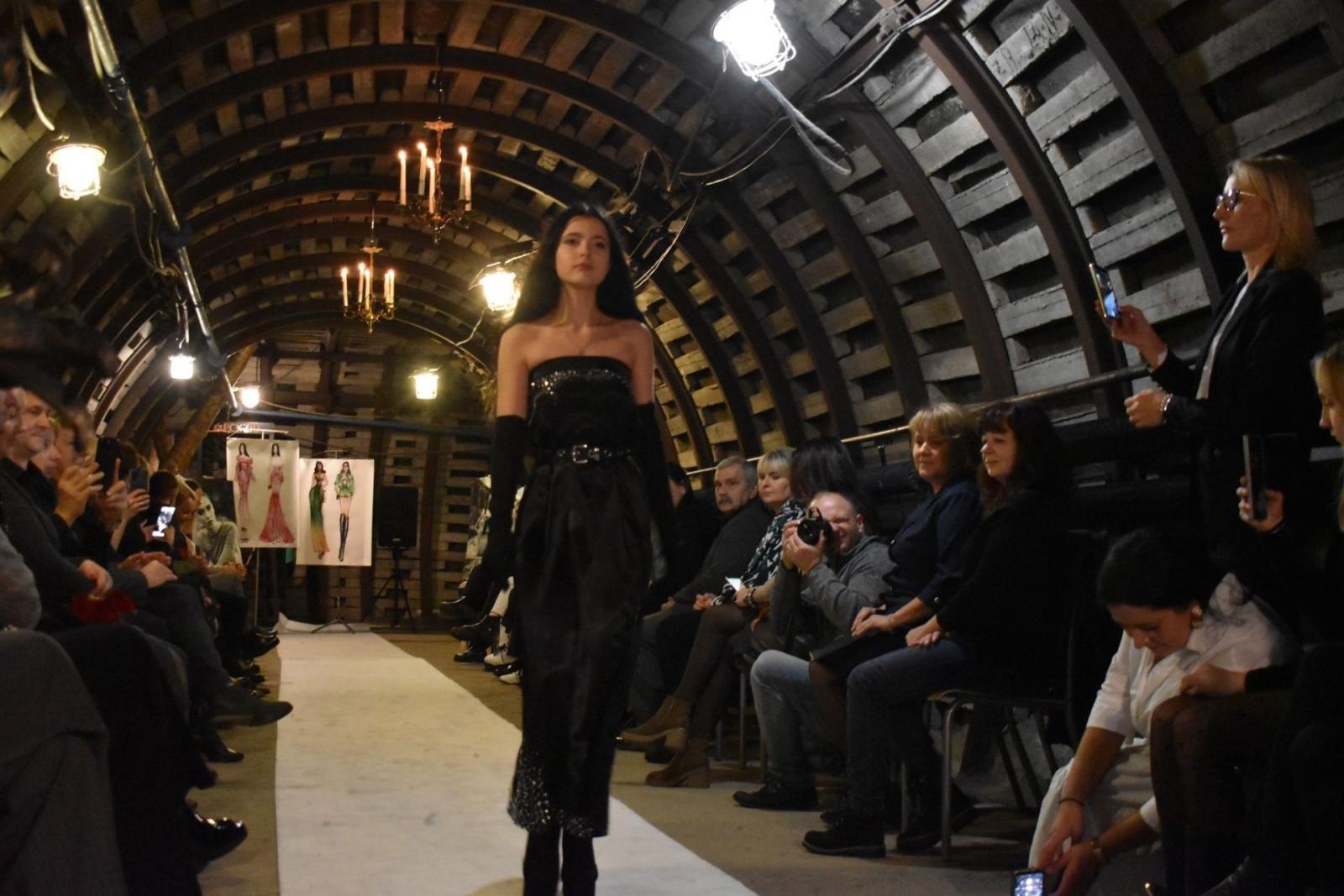 Zdjęcie w galerii na portalu naszwodzislaw.com: Ależ to było widowisko! Pokaz mody w sztolni ćwiczebnej wiadomości z regionu