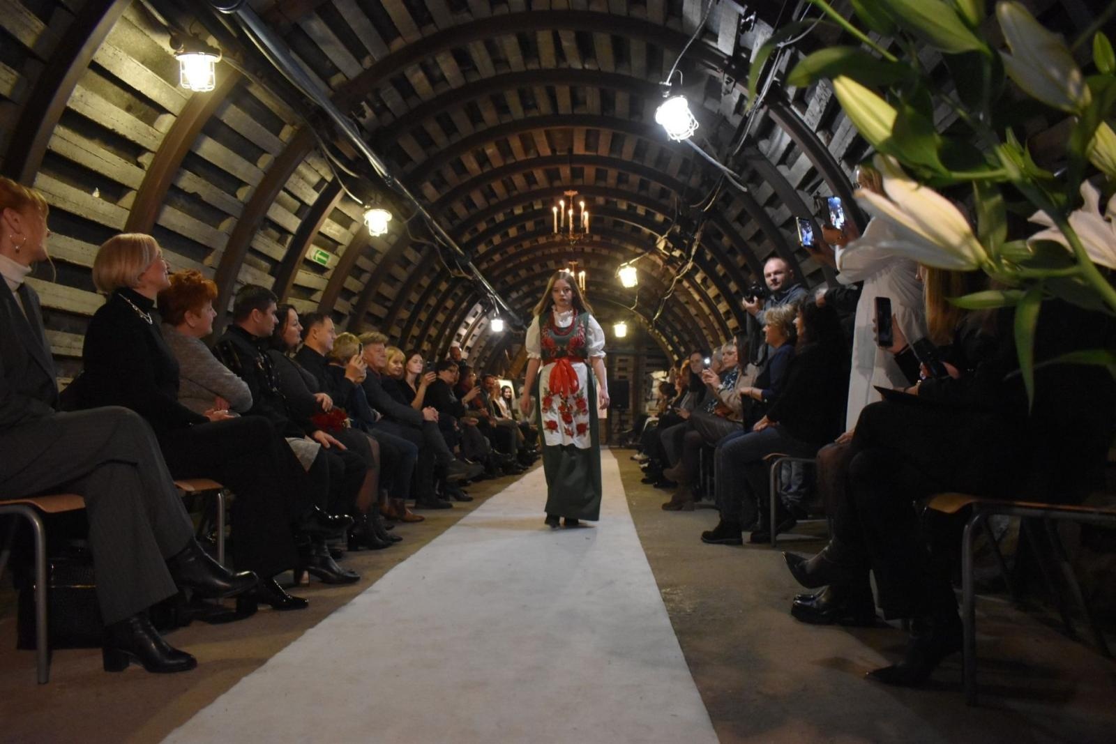 Zdjęcie w galerii na portalu naszwodzislaw.com: Ależ to było widowisko! Pokaz mody w sztolni ćwiczebnej wiadomości z regionu