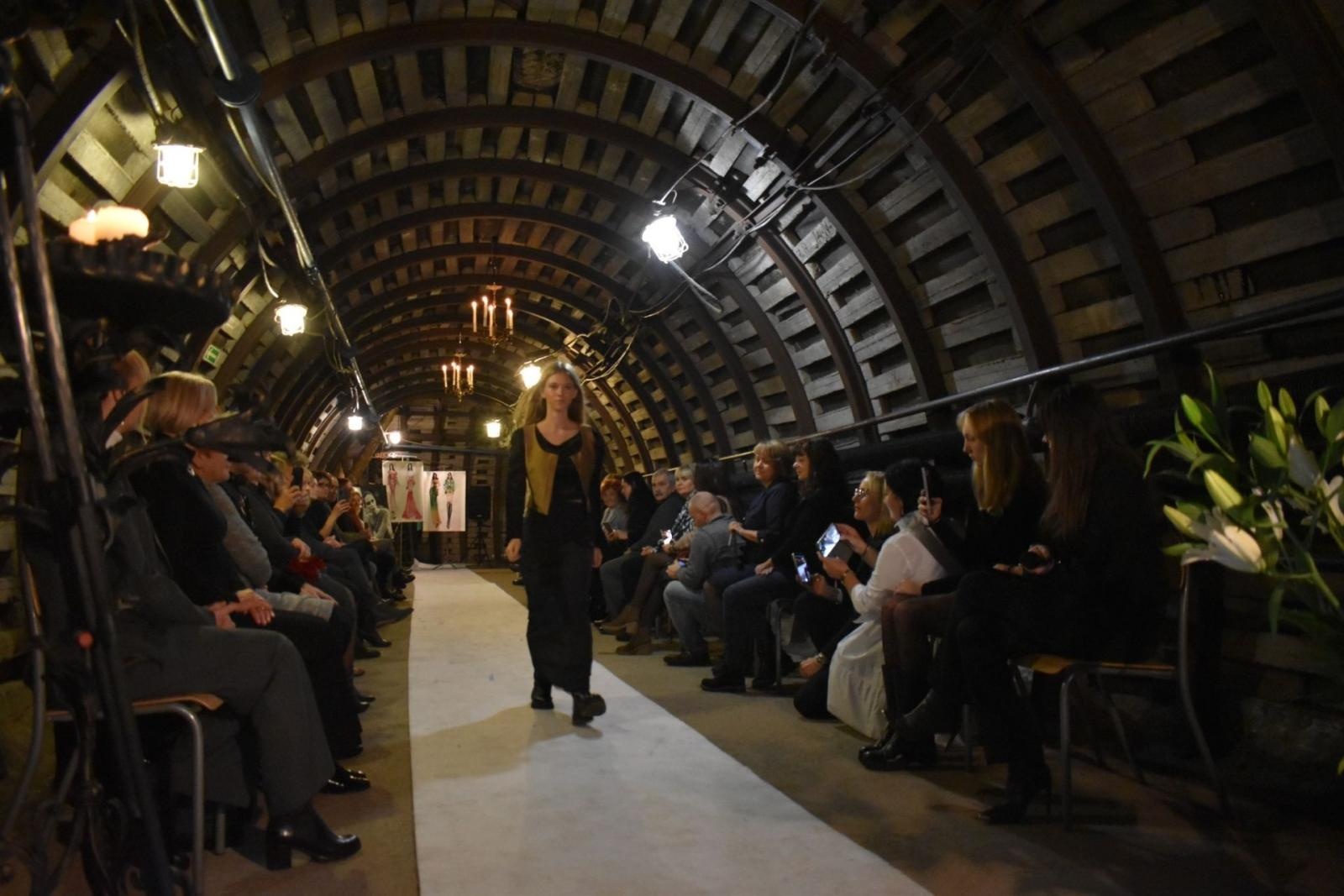 Zdjęcie w galerii na portalu naszwodzislaw.com: Ależ to było widowisko! Pokaz mody w sztolni ćwiczebnej wiadomości z regionu