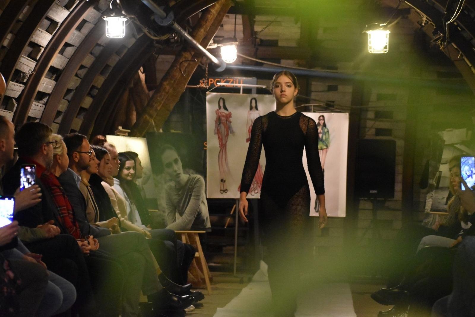 Zdjęcie w galerii na portalu naszwodzislaw.com: Ależ to było widowisko! Pokaz mody w sztolni ćwiczebnej wiadomości z regionu