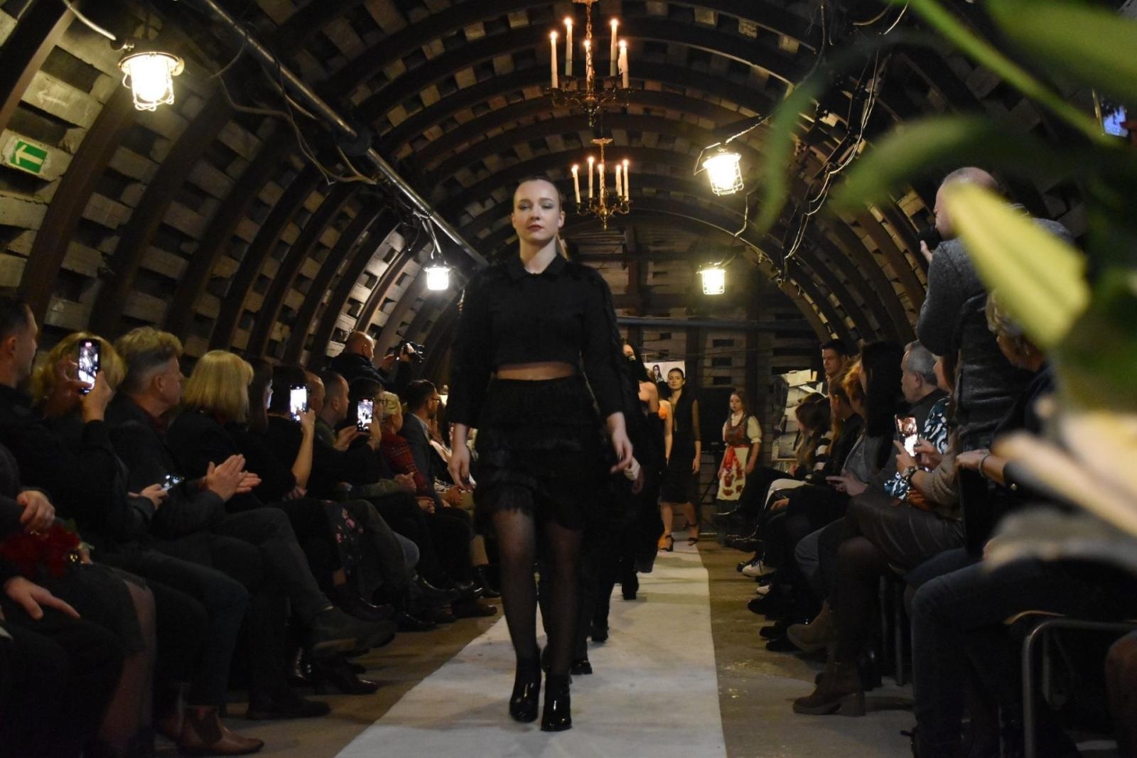 Zdjęcie w galerii na portalu naszwodzislaw.com: Ależ to było widowisko! Pokaz mody w sztolni ćwiczebnej wiadomości z regionu