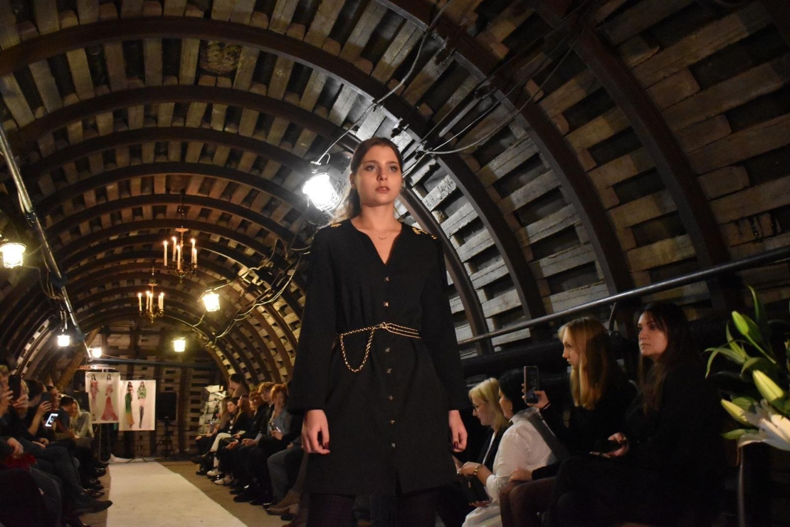 Zdjęcie w galerii na portalu naszwodzislaw.com: Ależ to było widowisko! Pokaz mody w sztolni ćwiczebnej wiadomości z regionu