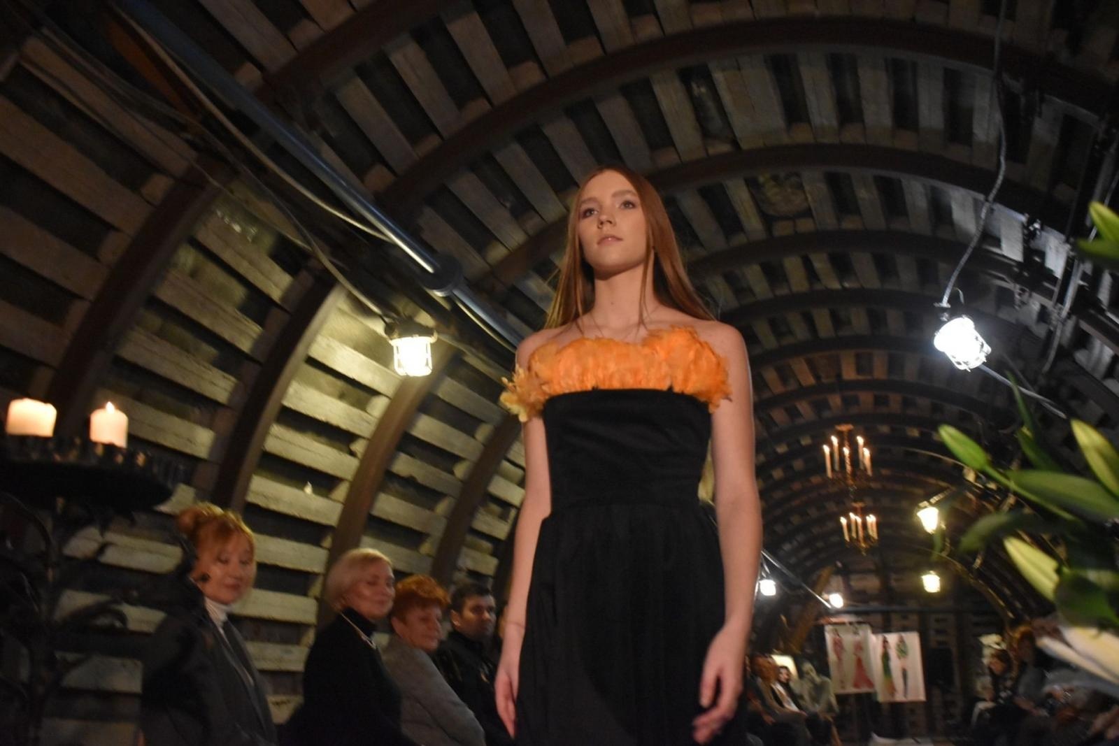 Zdjęcie w galerii na portalu naszwodzislaw.com: Ależ to było widowisko! Pokaz mody w sztolni ćwiczebnej wiadomości z regionu