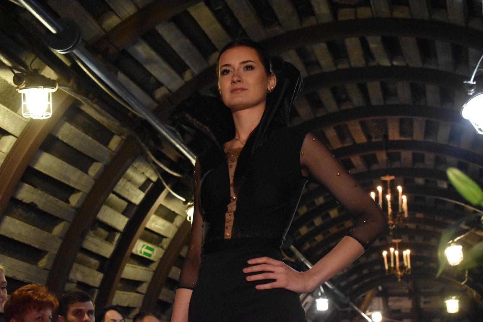 Zdjęcie w galerii na portalu naszwodzislaw.com: Ależ to było widowisko! Pokaz mody w sztolni ćwiczebnej wiadomości z regionu