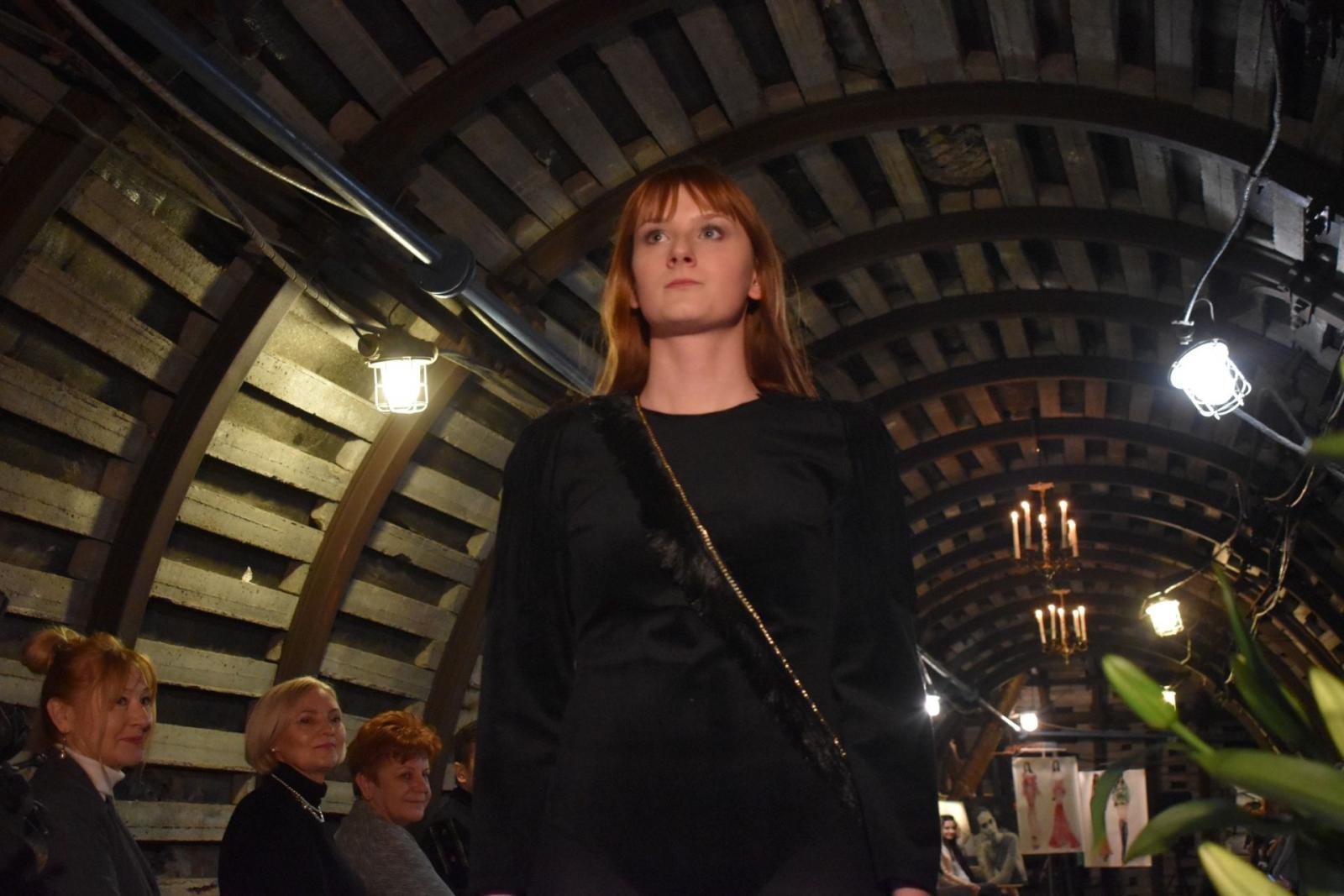 Zdjęcie w galerii na portalu naszwodzislaw.com: Ależ to było widowisko! Pokaz mody w sztolni ćwiczebnej wiadomości z regionu