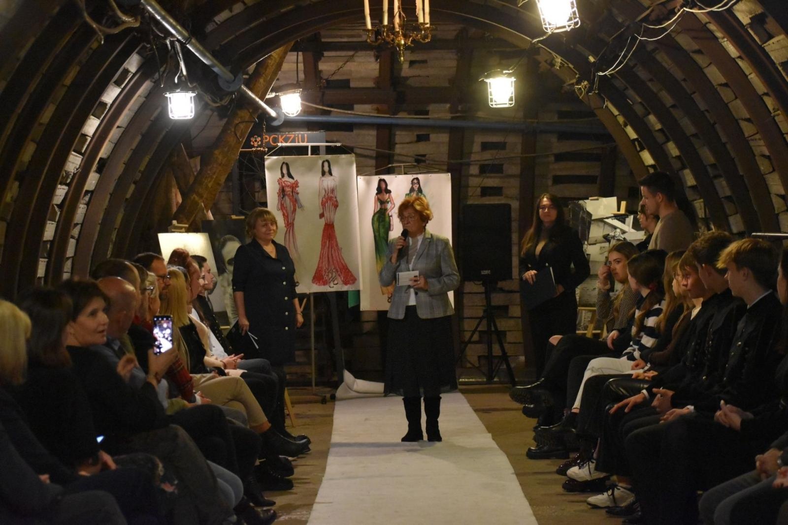 Zdjęcie w galerii na portalu naszwodzislaw.com: Ależ to było widowisko! Pokaz mody w sztolni ćwiczebnej wiadomości z regionu