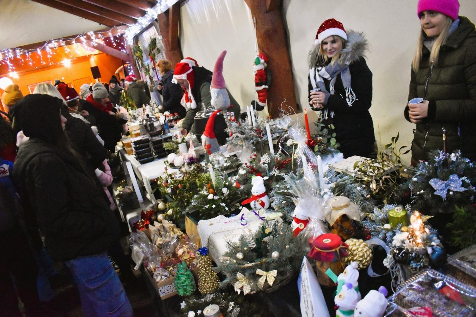 Zdjęcie w galerii na portalu naszwodzislaw.com: Gołkowice gościły jarmark bożonarodzeniowy wiadomości z regionu