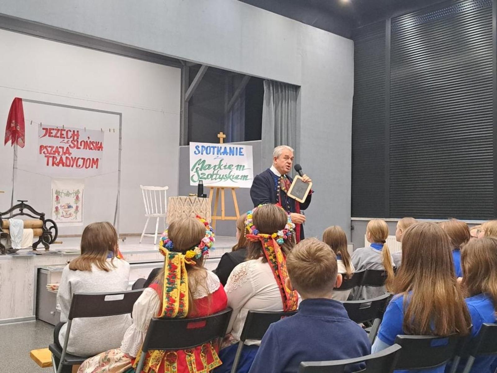 Zdjęcie w galerii na portalu naszwodzislaw.com: Jeżech ze Ślonska, przaja tradycjom. Projekt w ZSP1 wiadomości z regionu