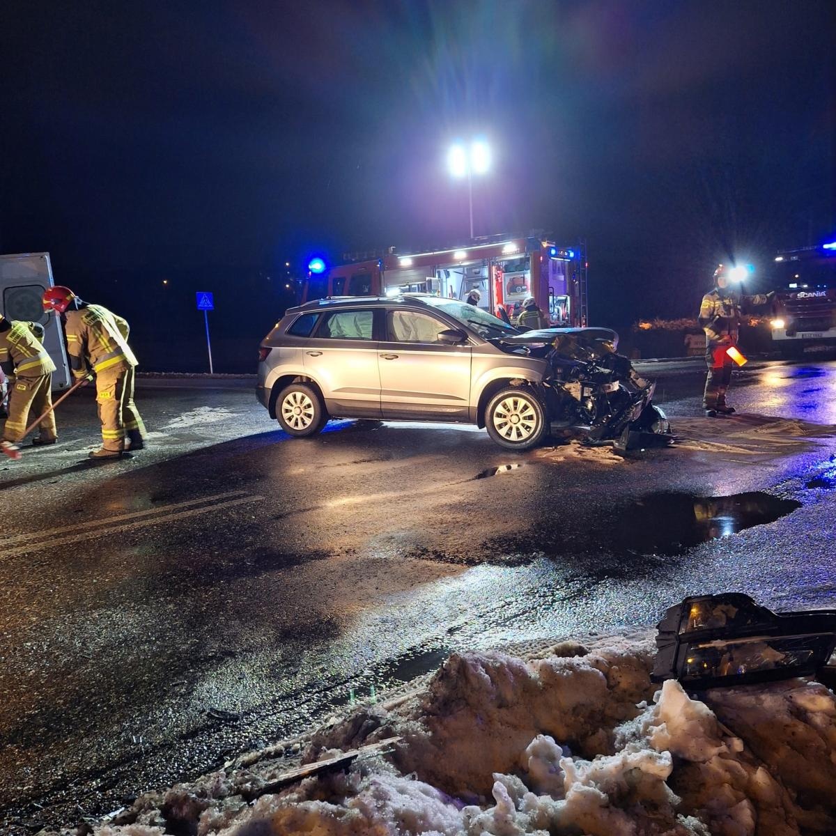 Zdjęcie w galerii na portalu naszwodzislaw.com: Zderzenie skody i ambulansu w Połomi wiadomości z regionu