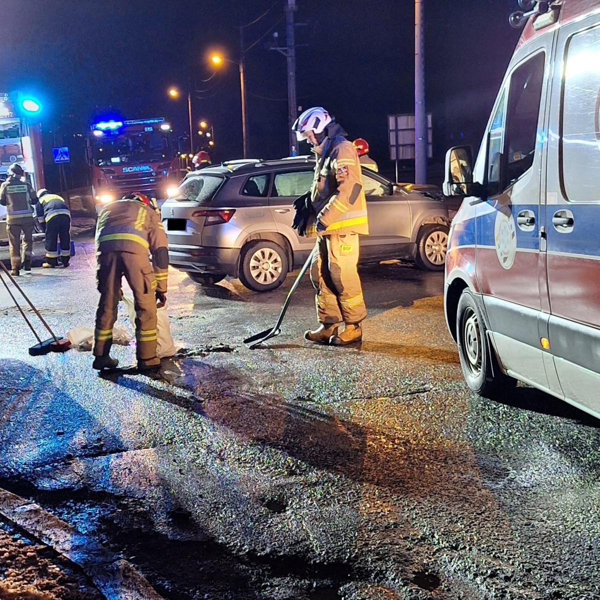 Zdjęcie w galerii na portalu naszwodzislaw.com: Zderzenie skody i ambulansu w Połomi wiadomości z regionu