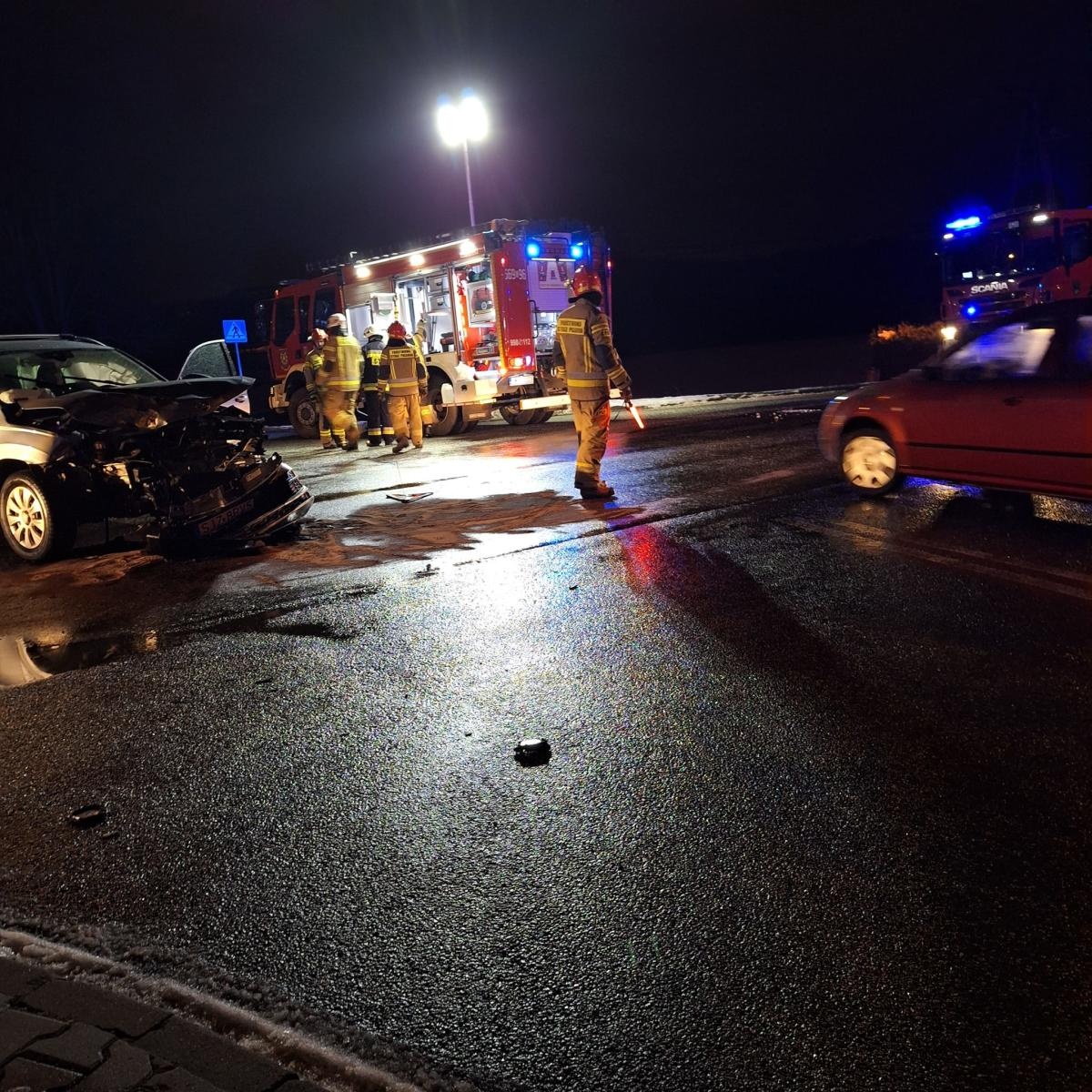 Zdjęcie w galerii na portalu naszwodzislaw.com: Zderzenie skody i ambulansu w Połomi wiadomości z regionu