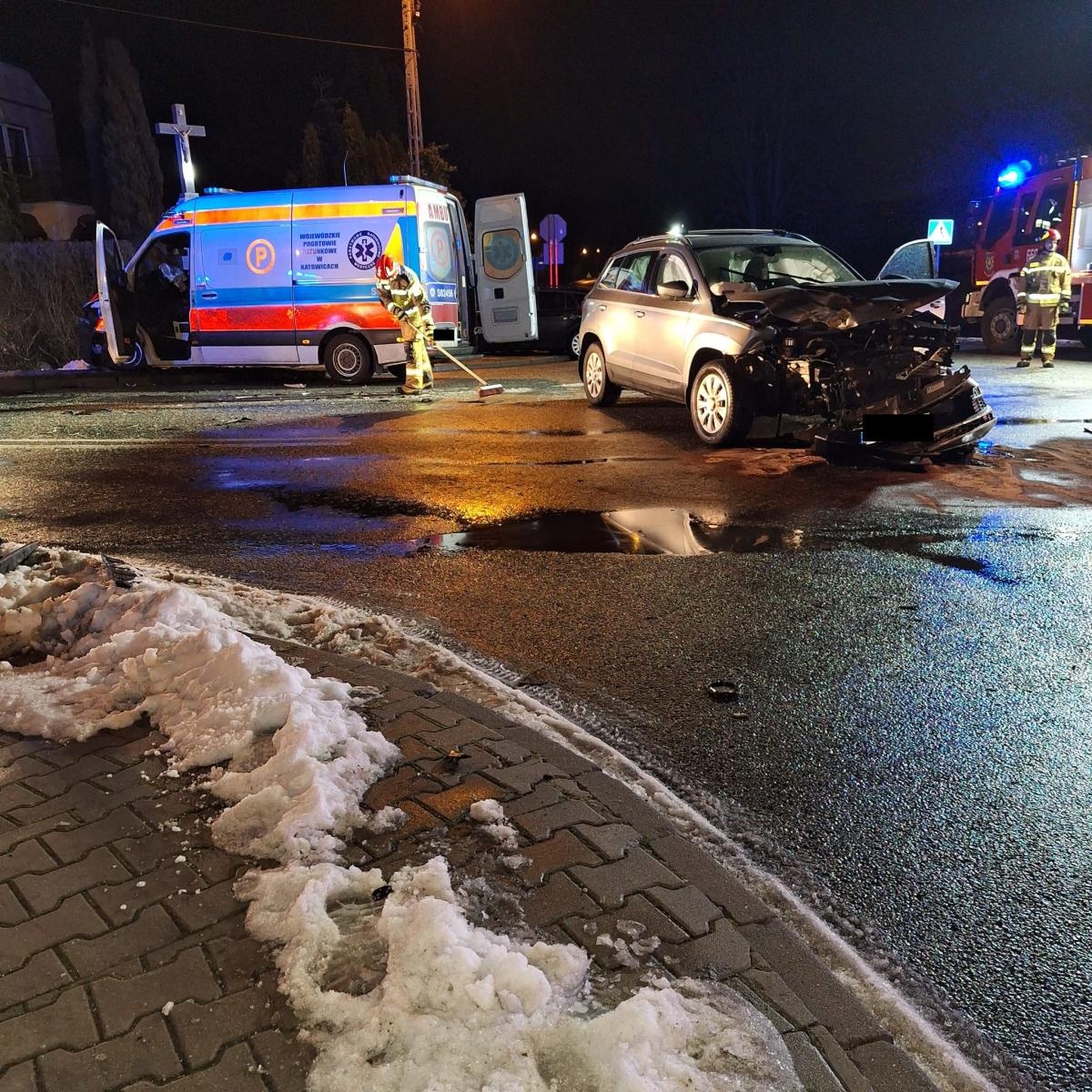 Zdjęcie w galerii na portalu naszwodzislaw.com: Zderzenie skody i ambulansu w Połomi wiadomości z regionu