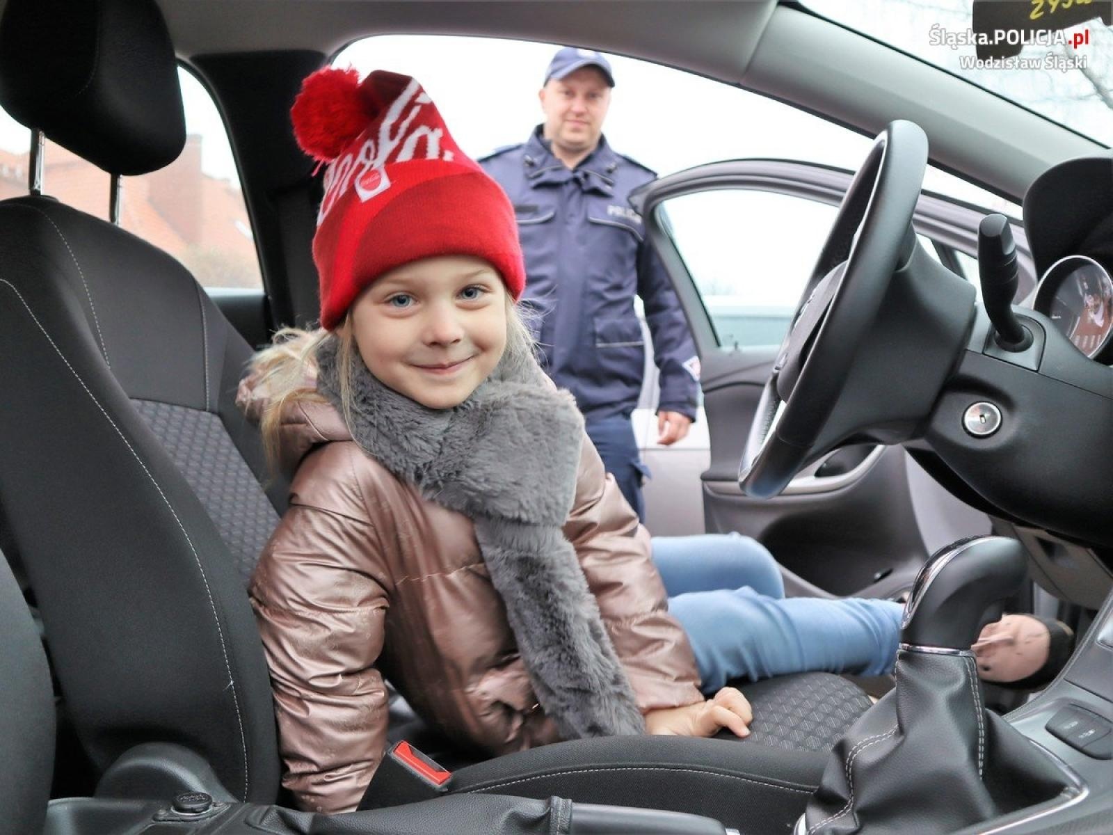 Zdjęcie w galerii na portalu naszwodzislaw.com: Paka dla psiaka. Wodzisławscy policjanci wzięli udział w wyjątkowej zbiórce wiadomości z regionu