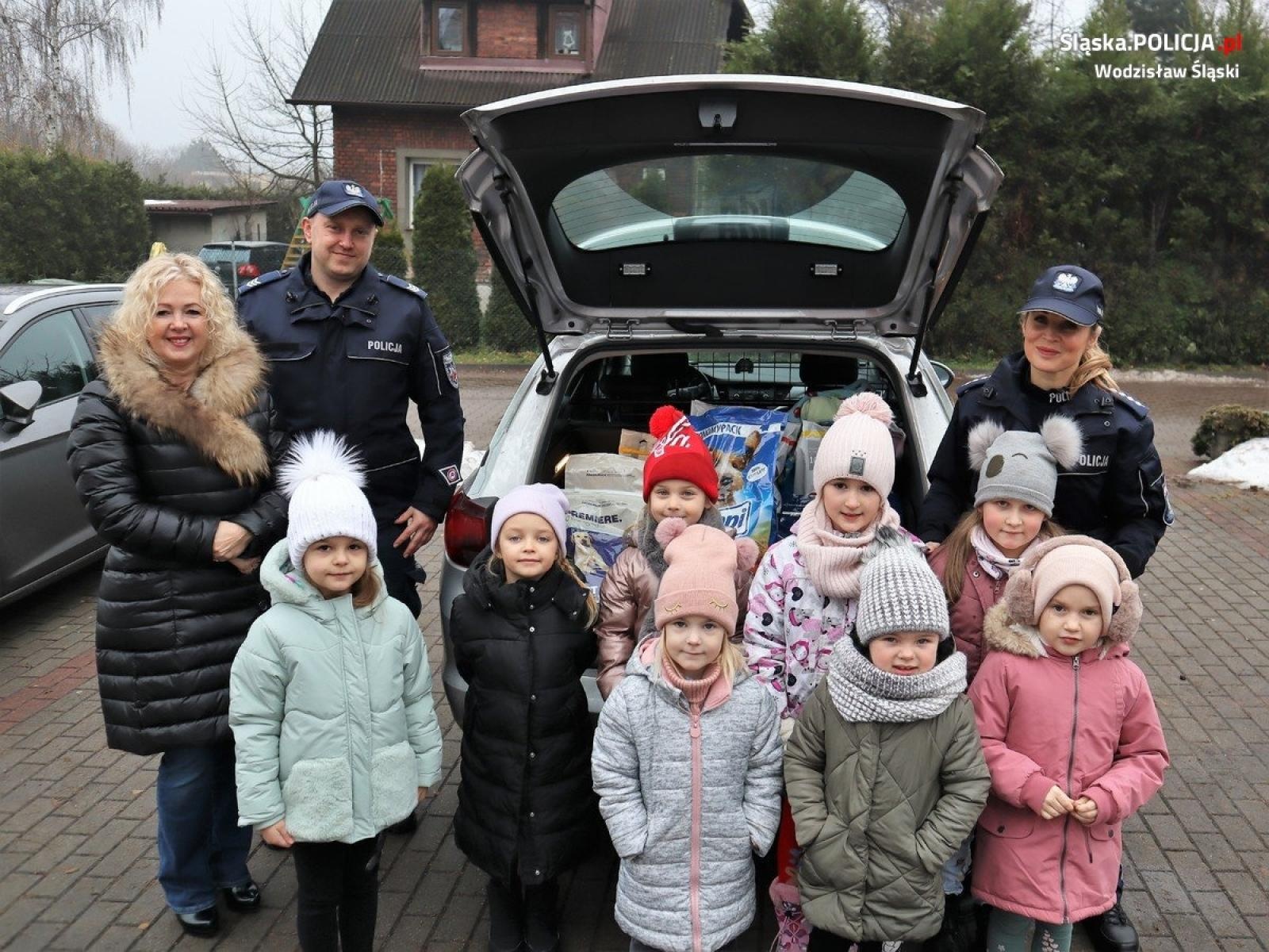 Zdjęcie w galerii na portalu naszwodzislaw.com: Paka dla psiaka. Wodzisławscy policjanci wzięli udział w wyjątkowej zbiórce wiadomości z regionu