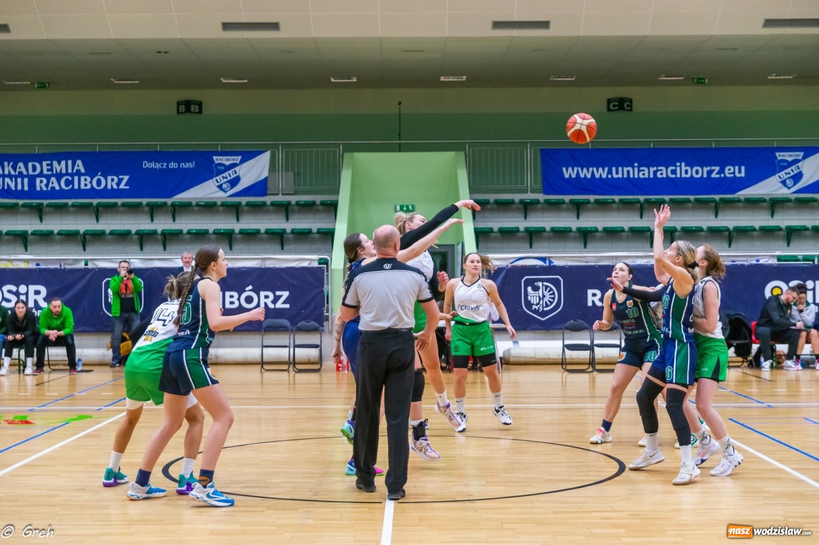 Zdjęcie w galerii na portalu naszwodzislaw.com: Koszykówka. Walka do ostatniej syreny. Olimpia górą w Raciborzu [FOTO i WIDEO] wiadomości z regionu