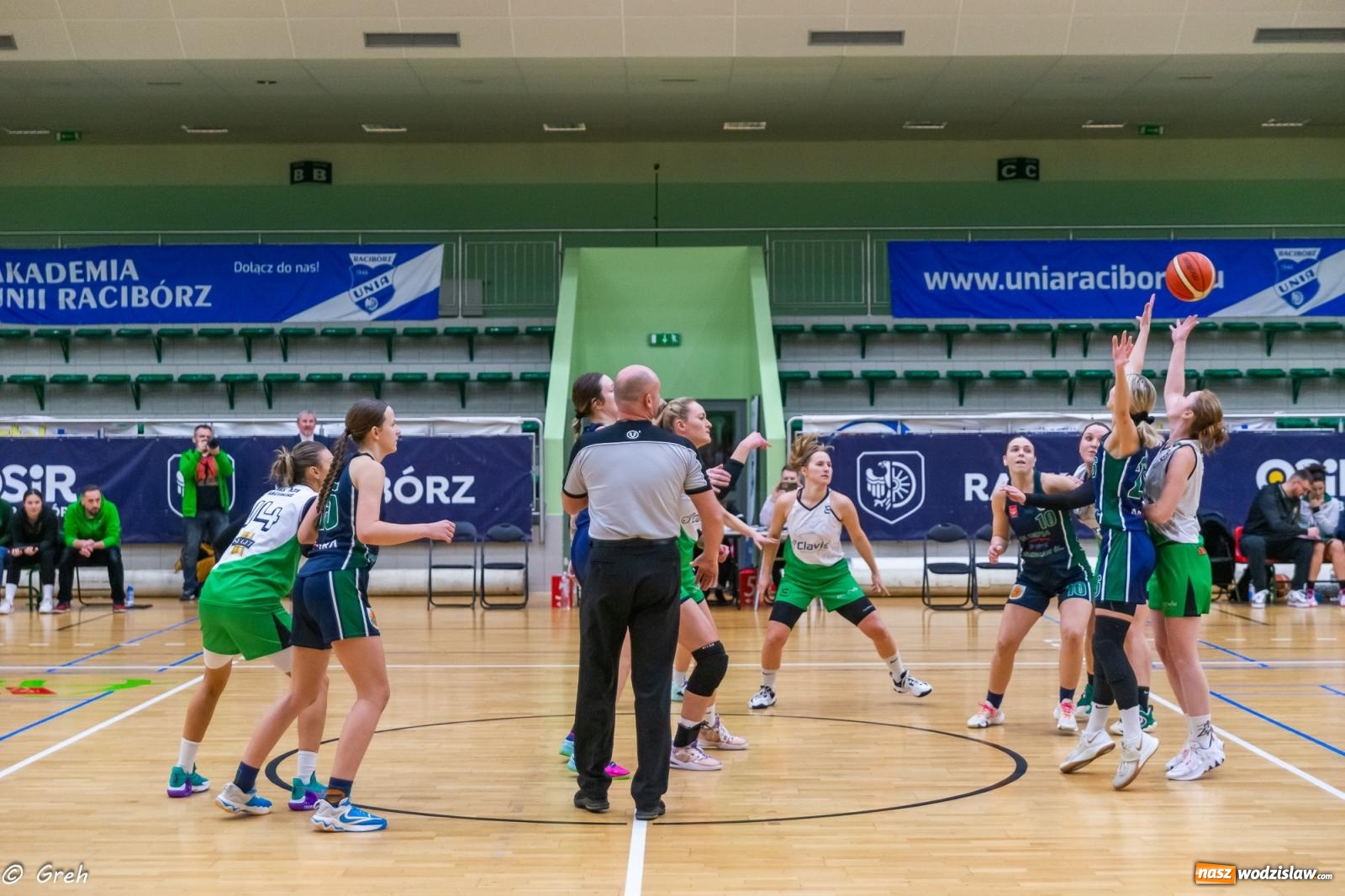 Zdjęcie w galerii na portalu naszwodzislaw.com: Koszykówka. Walka do ostatniej syreny. Olimpia górą w Raciborzu [FOTO i WIDEO] wiadomości z regionu