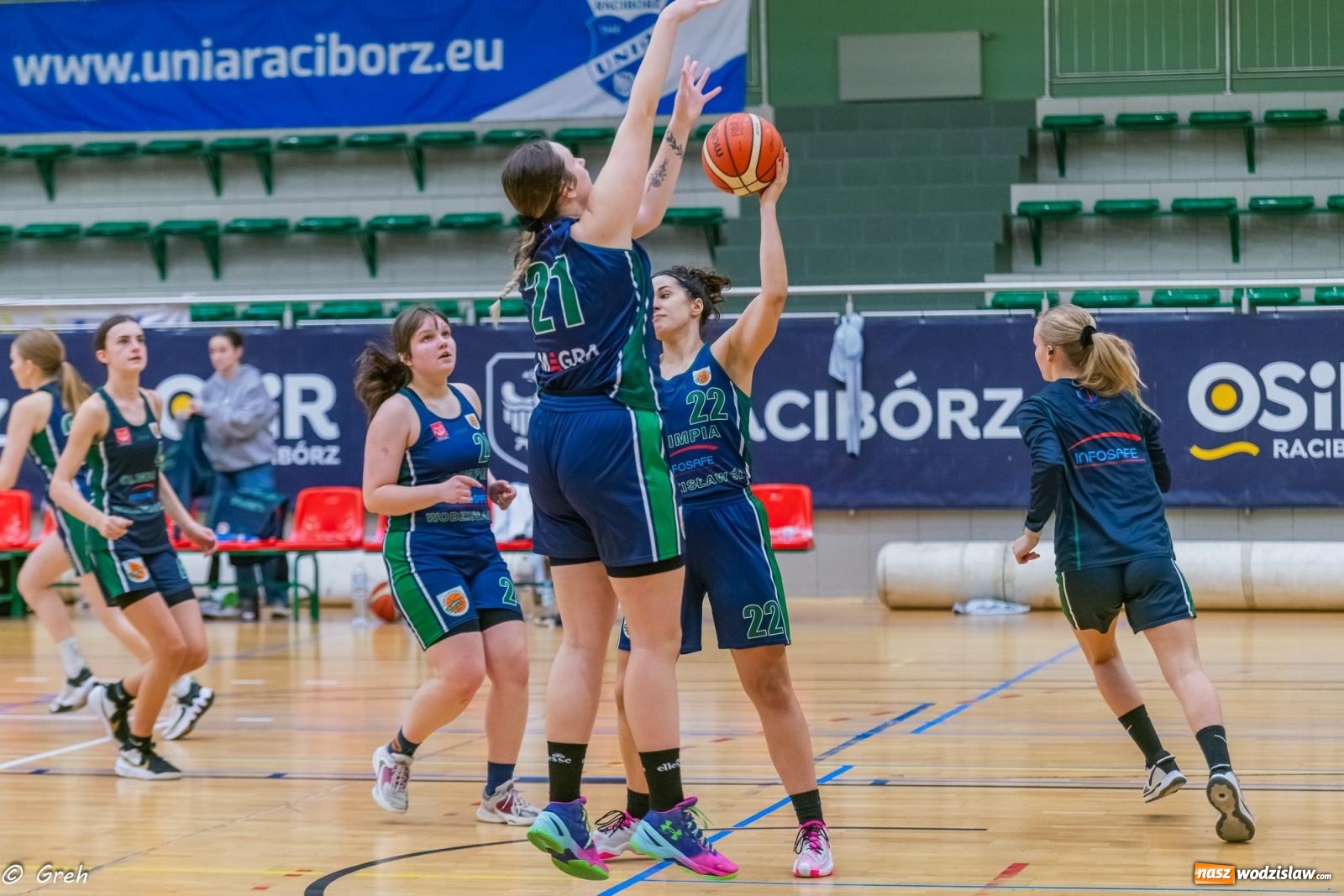Zdjęcie w galerii na portalu naszwodzislaw.com: Koszykówka. Walka do ostatniej syreny. Olimpia górą w Raciborzu [FOTO i WIDEO] wiadomości z regionu